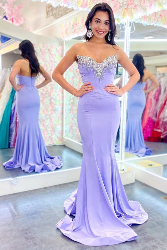 Vestido formal largo color lavanda con corte trompeta, sin tirantes y con pedrería