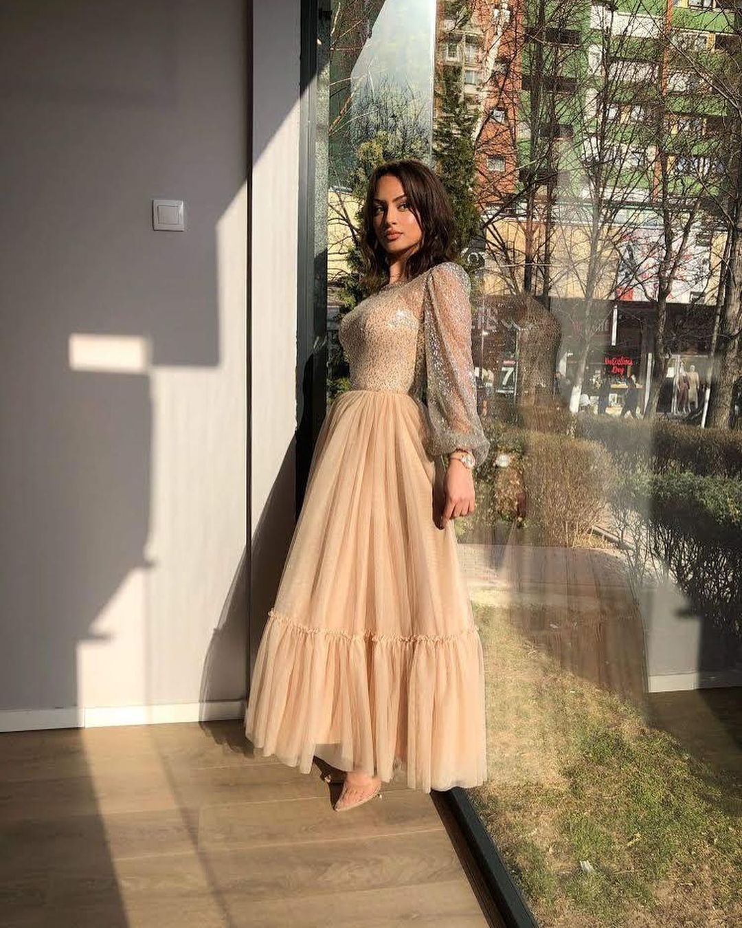 Kurzes A-Linien-Bateau-Pailletten-Teppich-Ballkleid in Wadenlänge mit Ärmeln