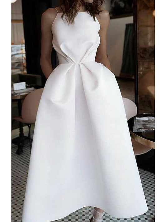Kurzes A-Linien-Kleid aus Satin mit Rundhalsausschnitt und Spaghettiträgern und Taschen