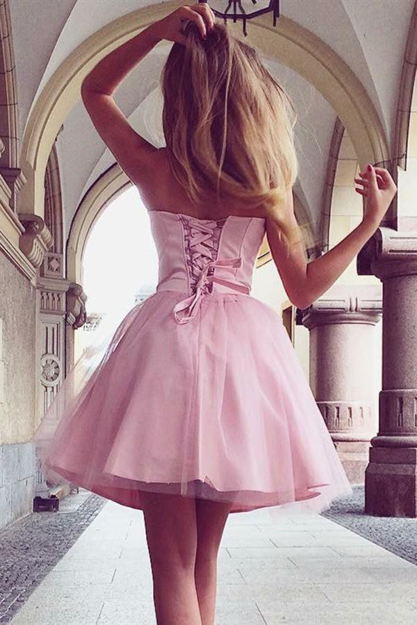 Vestido rosa de fiesta corto con escote en forma de A y sin tirantes