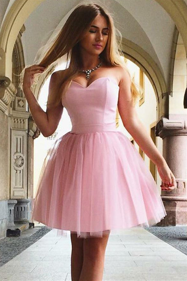 Vestido rosa de fiesta corto con escote en forma de A y sin tirantes