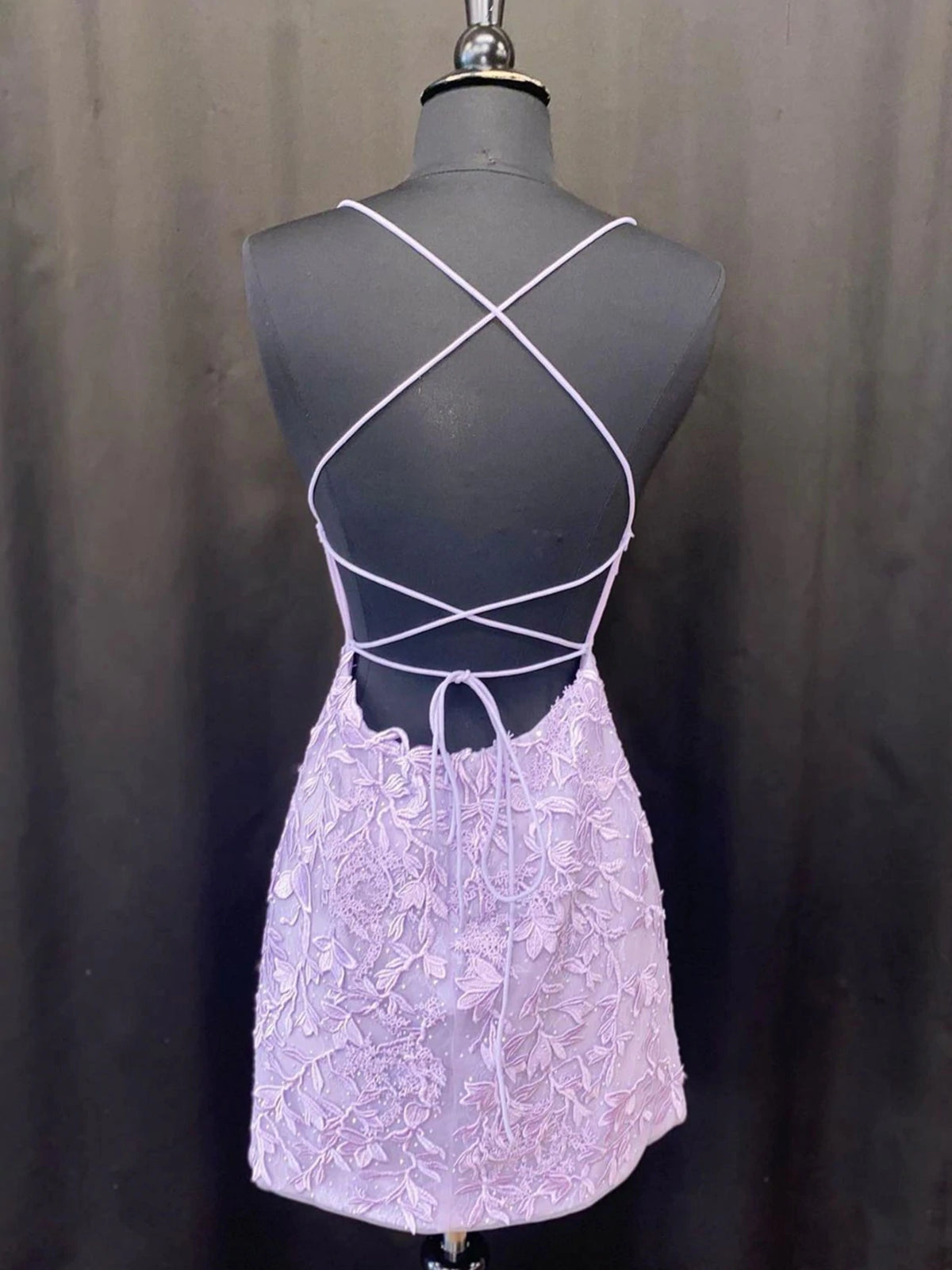 Kurzes Meerjungfrau-Spitzen-Abschlussballkleid mit offenem Rücken in Lila
