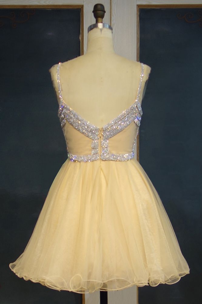 Kurzes A-Linien-Ballkleid aus Tüll mit Spaghettiträgern und Pailletten