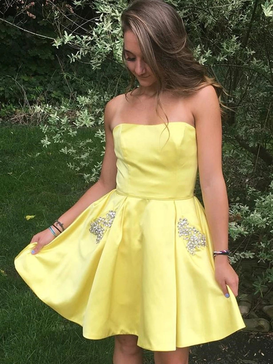 Vestidos cortos amarillos de satén sin tirantes, corte A y con cuentas para fiesta de graduación