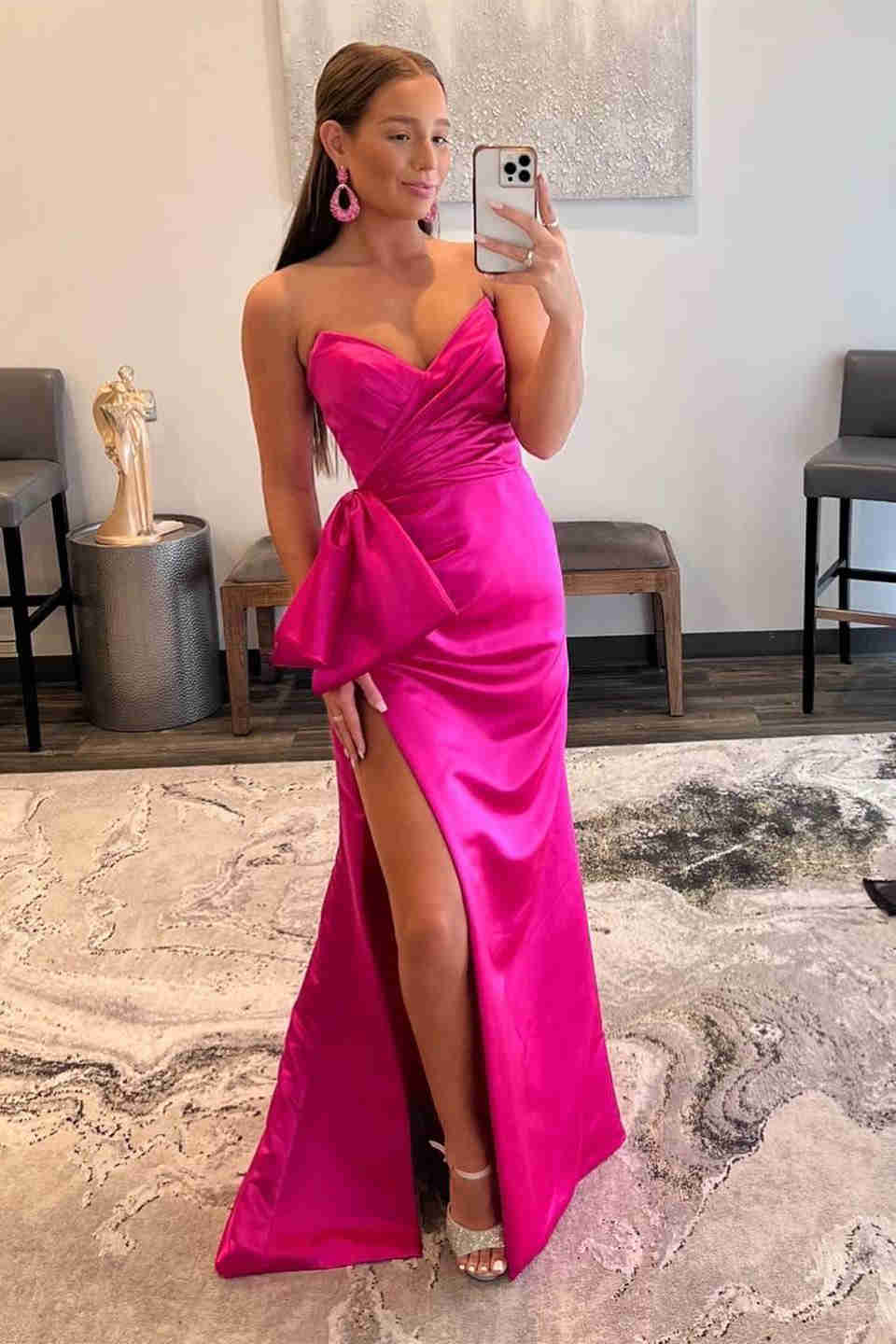 Vestido de fiesta largo rojo sin tirantes con abertura lateral