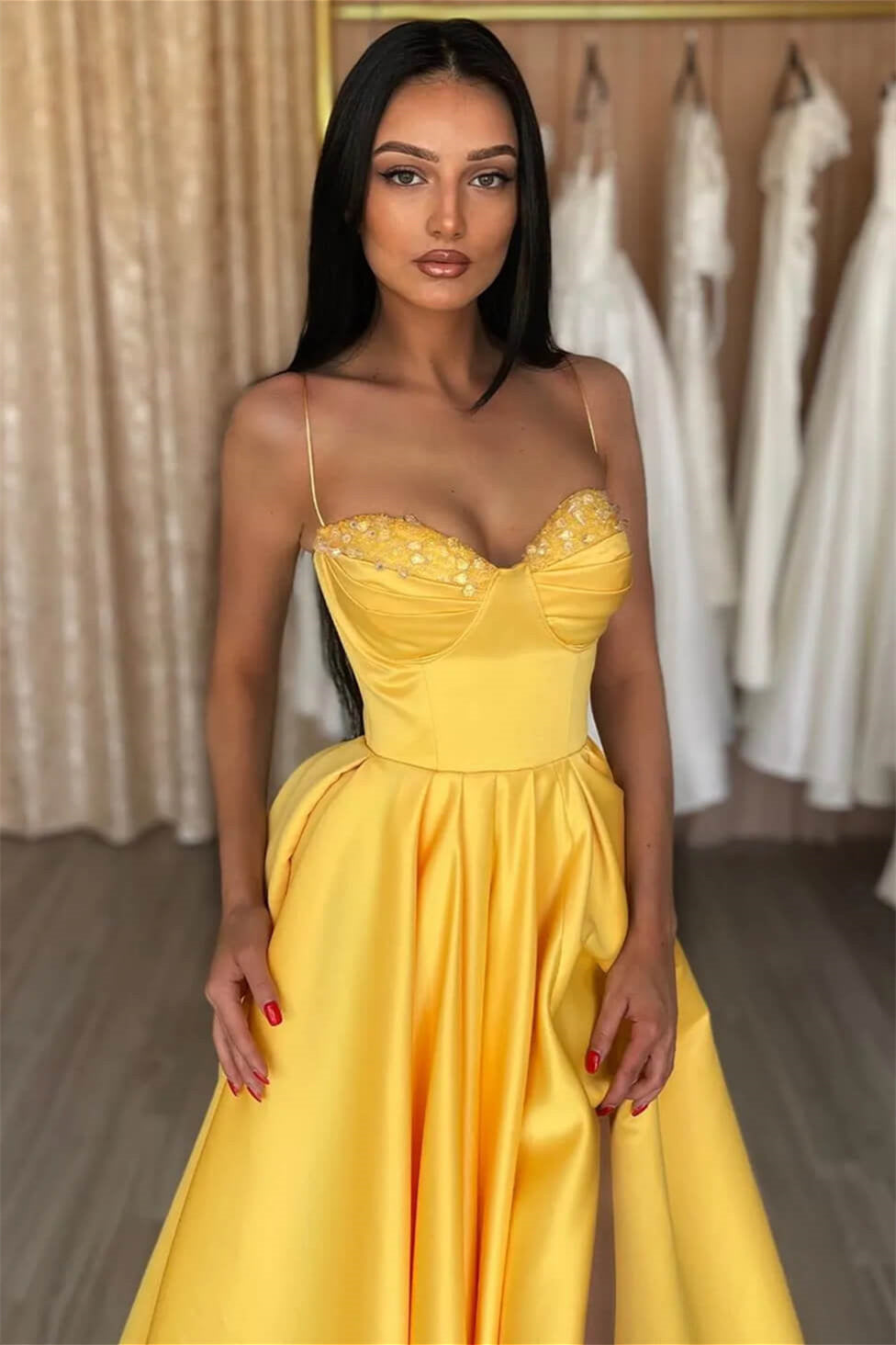 Vestido de fiesta sencillo de corte A con tirantes finos, lentejuelas, sin mangas y abertura