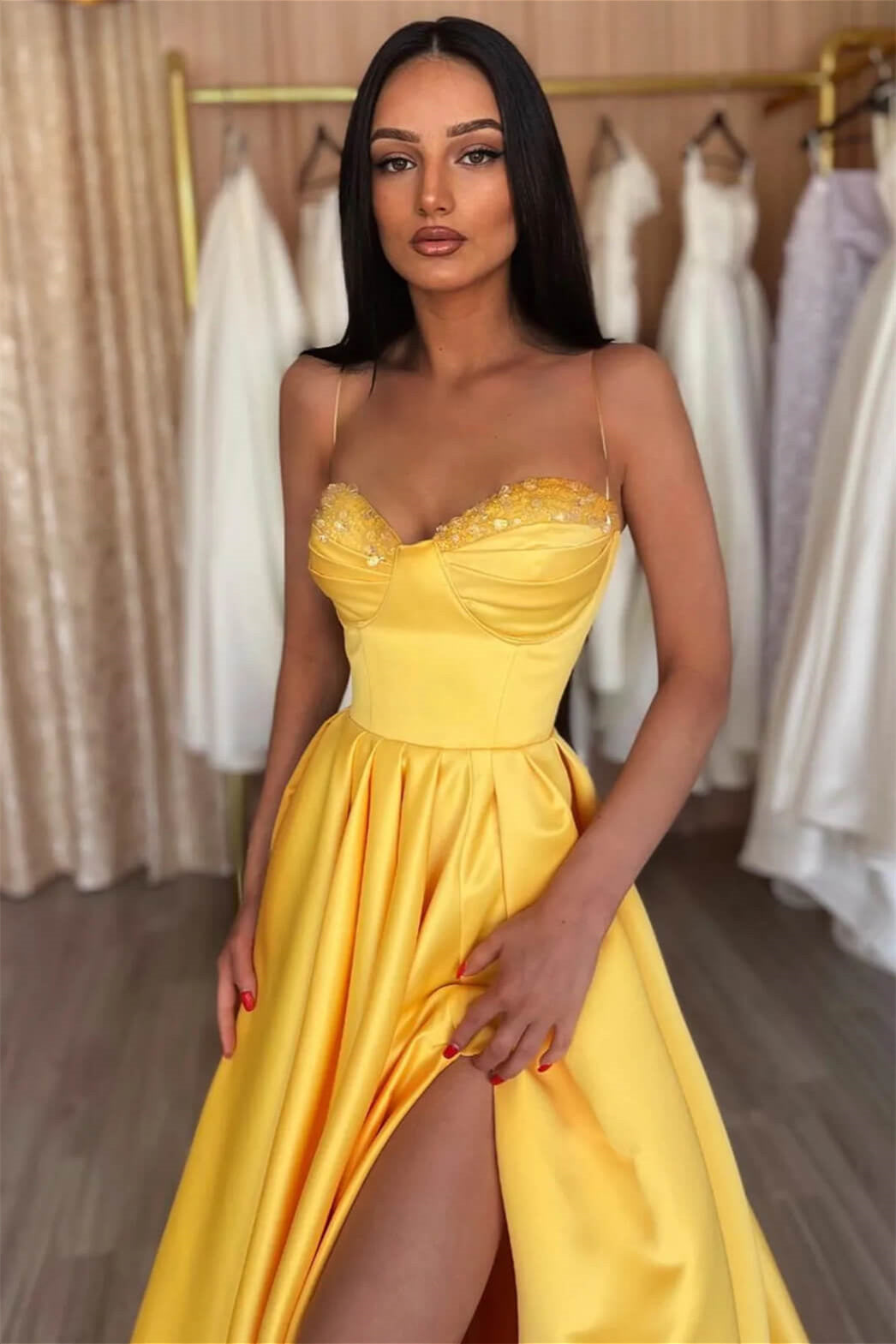 Vestido de fiesta sencillo de corte A con tirantes finos, lentejuelas, sin mangas y abertura