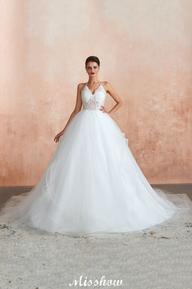 Schlichtes Neckholder-Ballkleid mit offenem Rücken und Spitzen-Brautkleid mit Kapellenschleppe