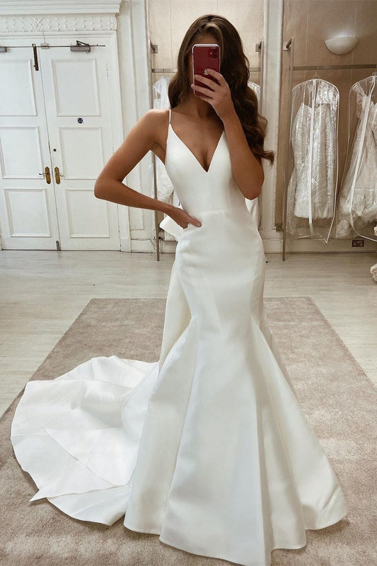 Einfaches langes Meerjungfrau-Brautkleid aus Satin mit V-Ausschnitt und Spaghettiträgern