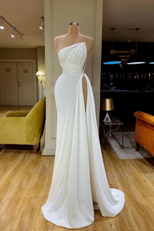 Schlichtes langes weißes ärmelloses Satin-Brautkleid mit Rüschen
