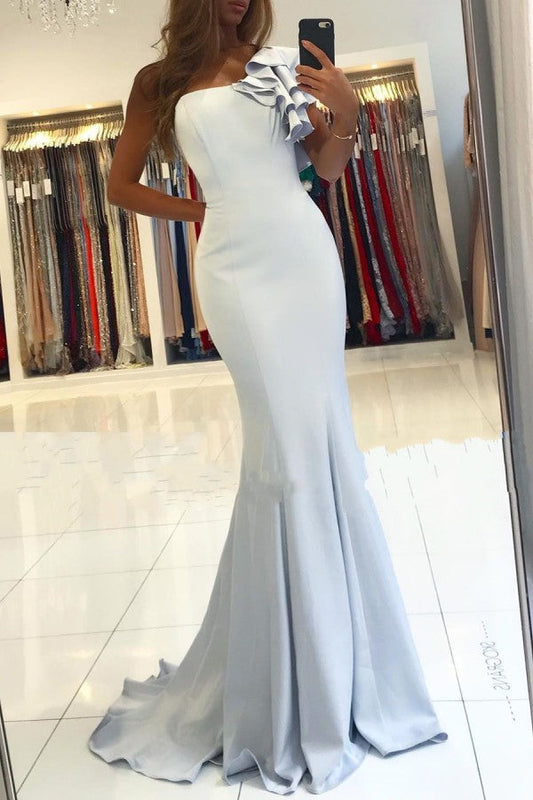 Schlichtes Meerjungfrau-Ballkleid mit einer Schulter und rückenfreiem Satin