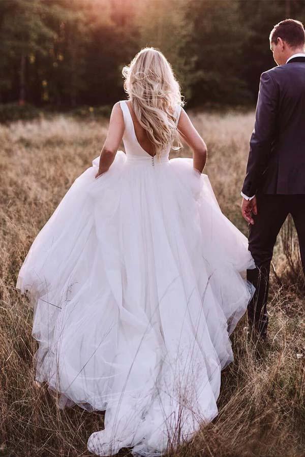 Schlichtes, schlichtes, rückenfreies Brautkleid aus elfenbeinfarbenem Tüll