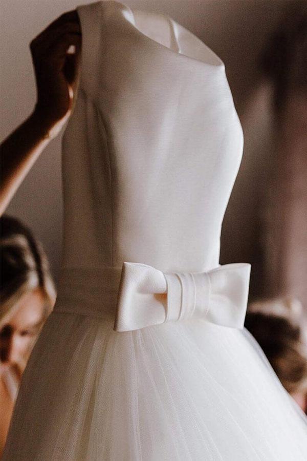 Schlichtes, schlichtes, rückenfreies Brautkleid aus elfenbeinfarbenem Tüll
