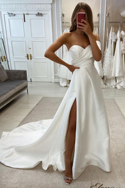 Schlichtes, schulterfreies, ärmelloses Satin-Brautkleid mit Herzausschnitt und Schlitz