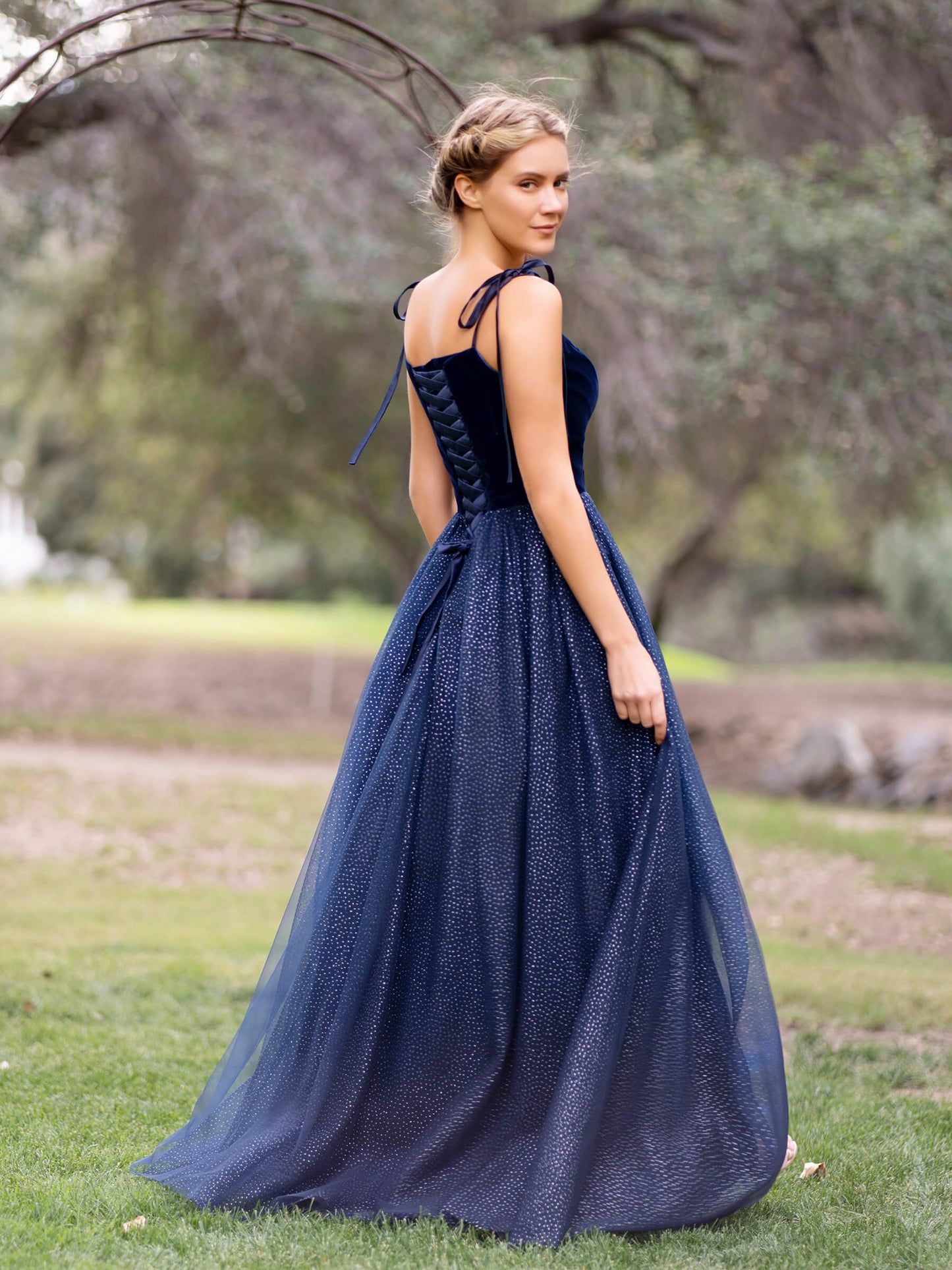 Vestido de fiesta de tul y terciopelo con tirantes finos hasta el suelo