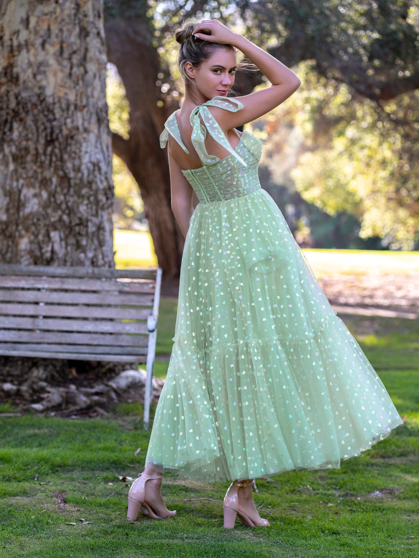 Vestido de fiesta hasta los tobillos con corsé, tirantes de lazo, tul y corazones brillantes
