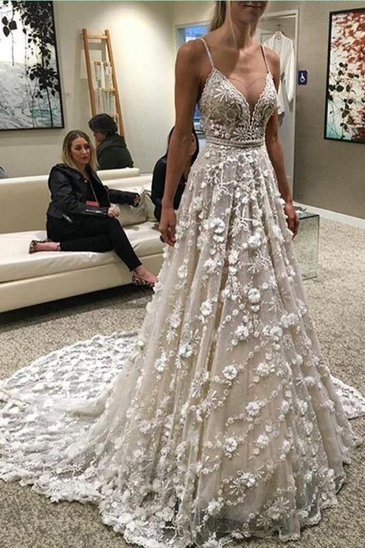 Vestido de novia con tirantes finos, cola de corte, espalda descubierta y cuentas