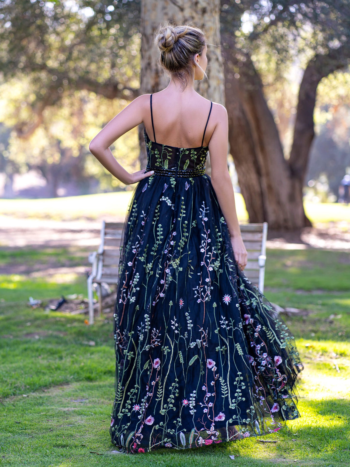 Vestido de fiesta largo hasta el suelo con escote en V, tirantes finos y apliques de tul
