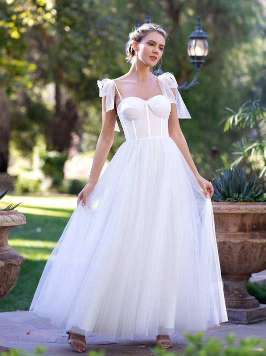 Vestido de fiesta largo hasta el suelo con tirantes finos y lazo de tul y corsé