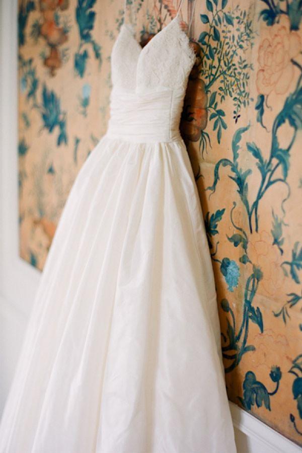 Bodenlanges, elfenbeinfarbenes Brautkleid mit Spaghettiträgern und Spitze
