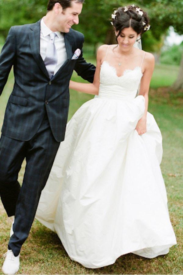 Bodenlanges, elfenbeinfarbenes Brautkleid mit Spaghettiträgern und Spitze