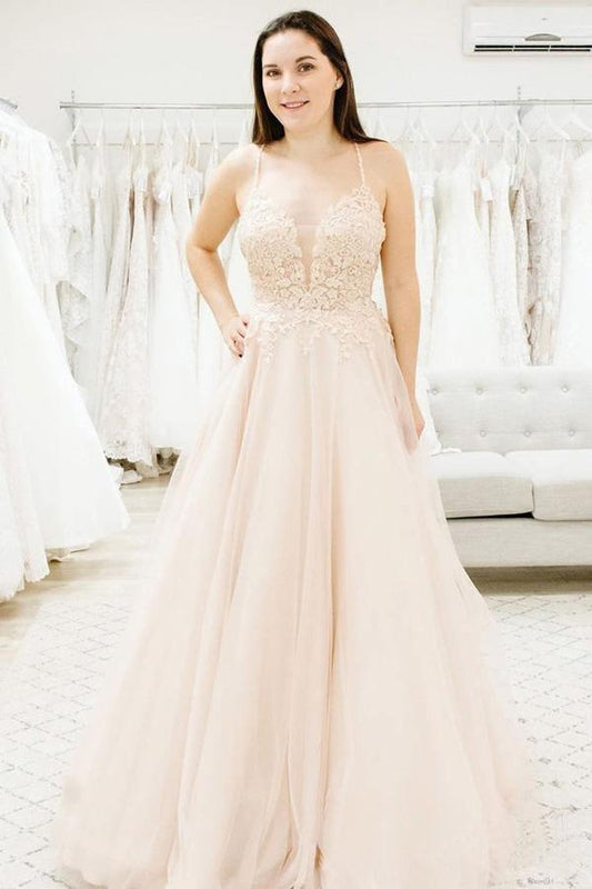 Vestido de novia con escote en V profundo, tirantes finos e ilusión