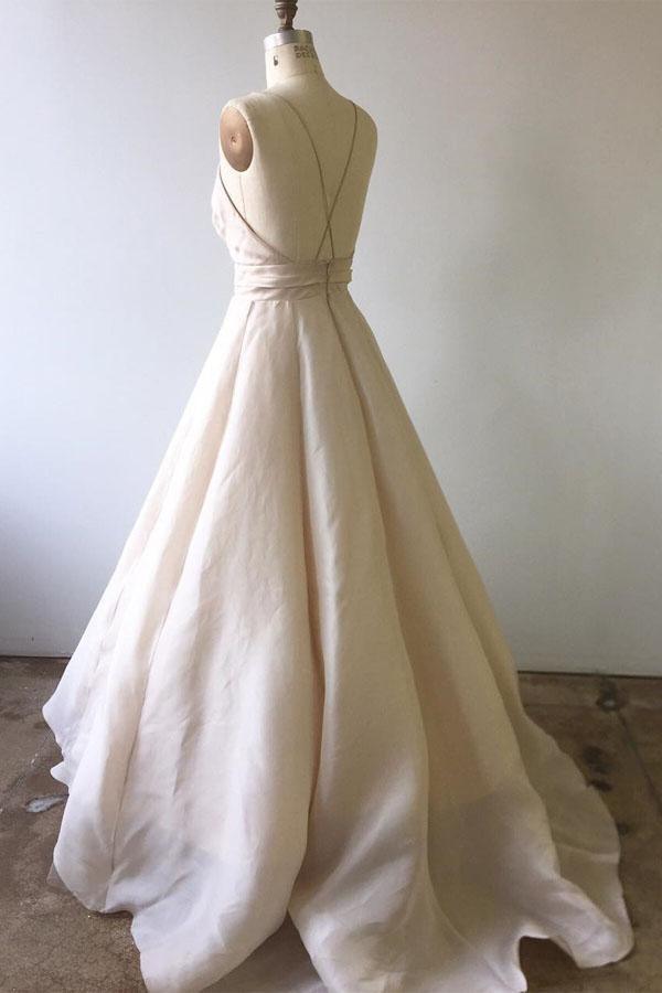 Langes elfenbeinfarbenes Brautkleid mit Spaghettiträgern und gekreuztem Rücken