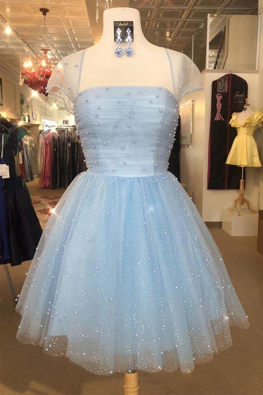 Vestido de fiesta azul cielo claro con mangas cortas y cuentas brillantes