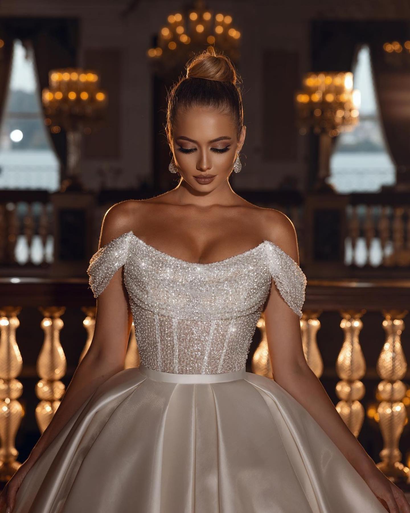 Vestido de novia de corte A con lentejuelas brillantes y hombros descubiertos, con cola larga desmontable