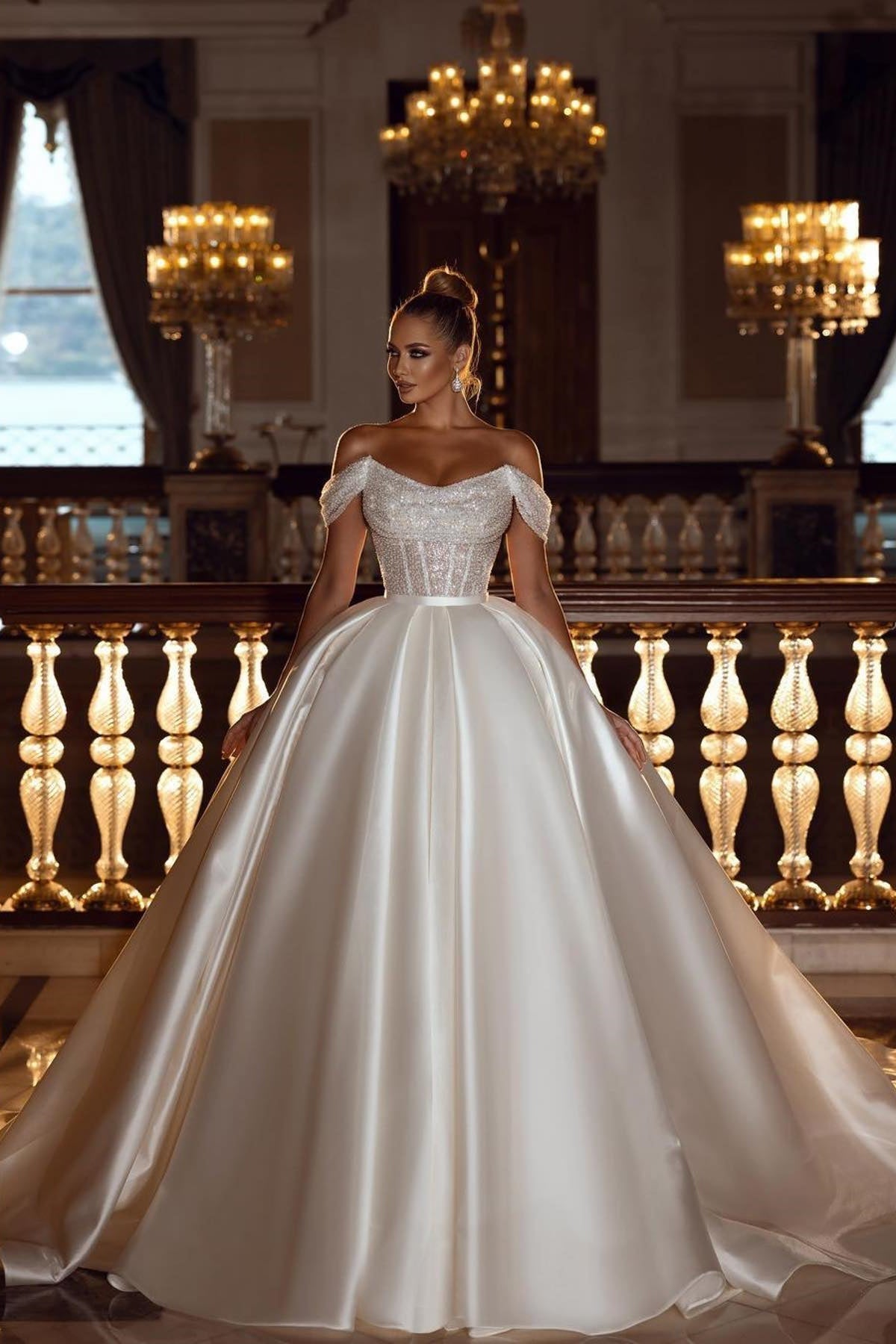 Vestido de novia de corte A con lentejuelas brillantes y hombros descubiertos, con cola larga desmontable