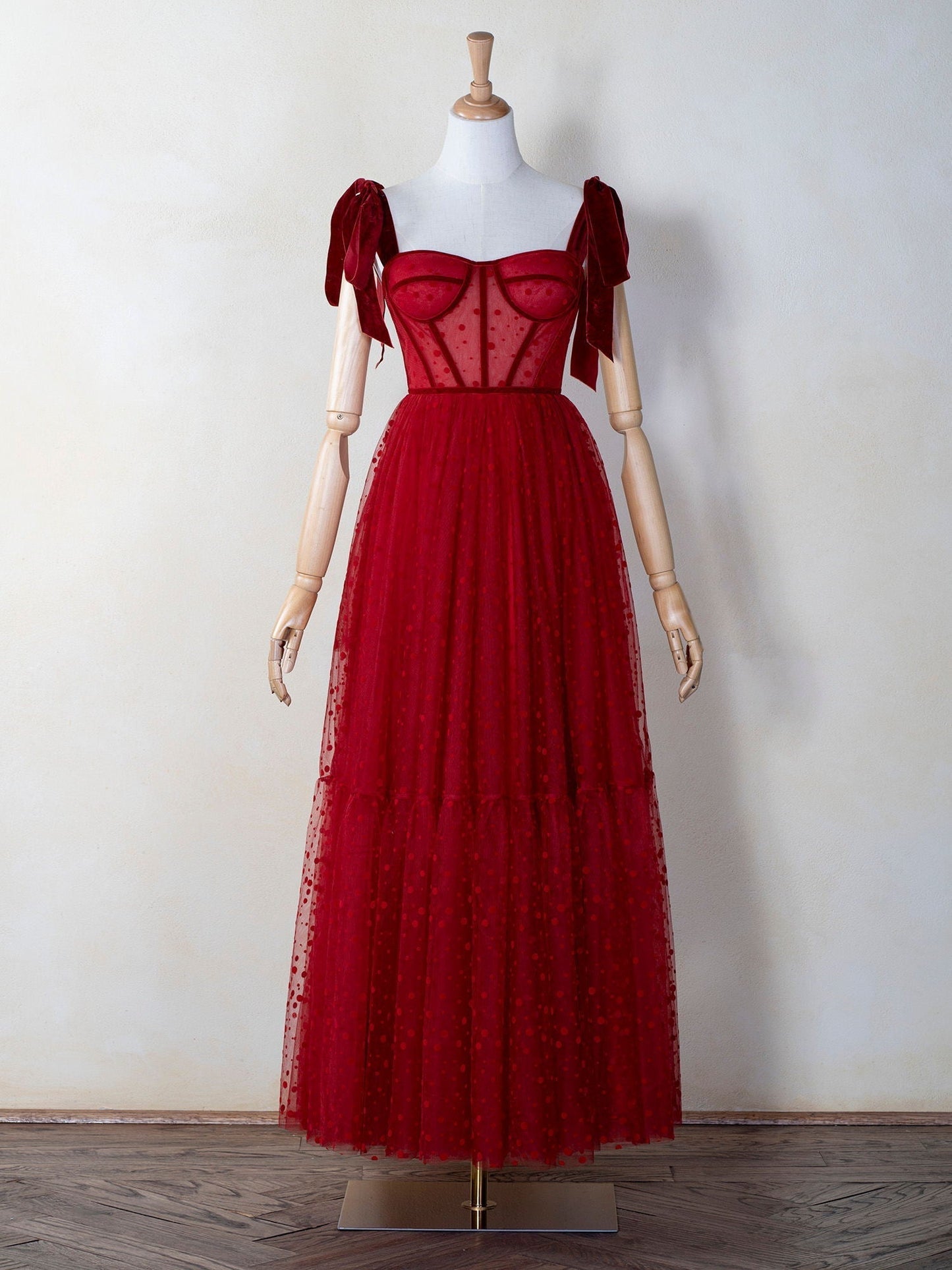 Vestido de fiesta largo de tul con lunares y corsé