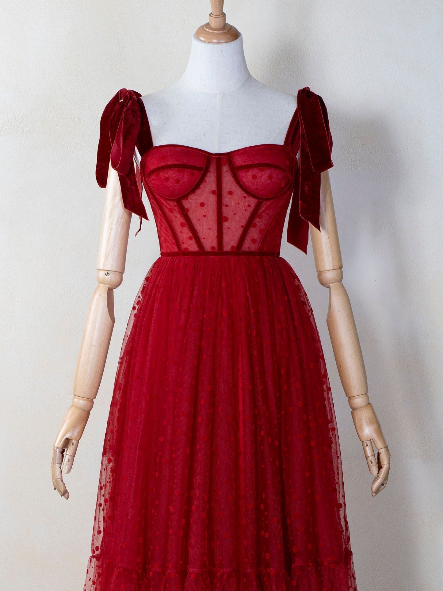 Vestido de fiesta largo de tul con lunares y corsé