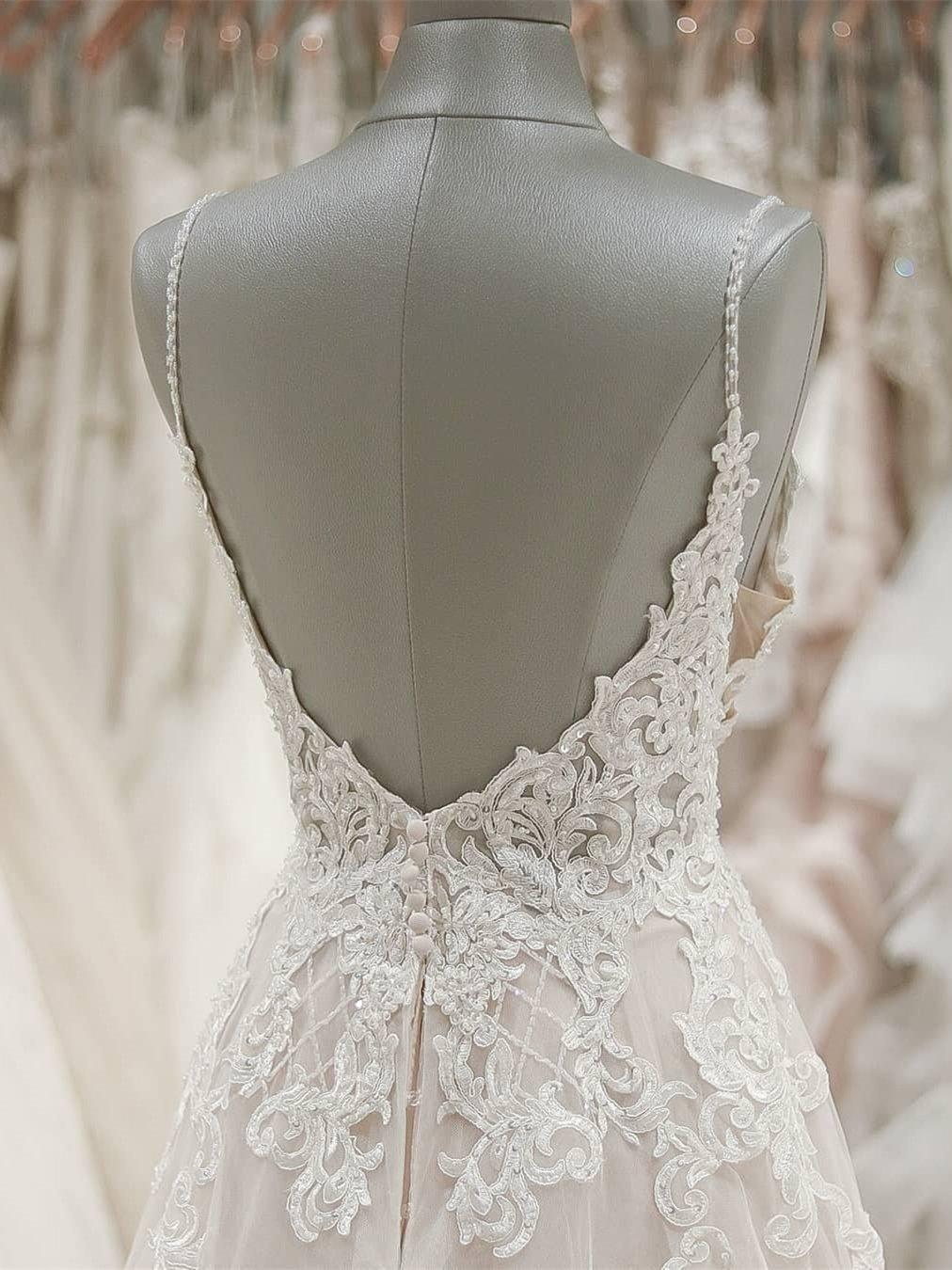 Träger V-Ausschnitt Strand Brautkleider Rückenfreies Elfenbein Tüll Brautkleid