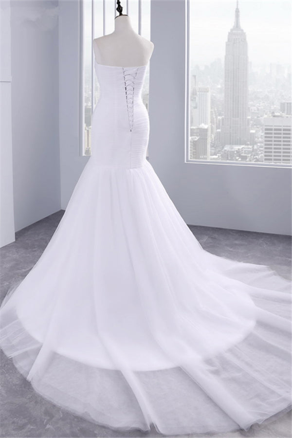 Vestido de novia de sirena sin tirantes con escote corazón y encaje de tul sin volantes.