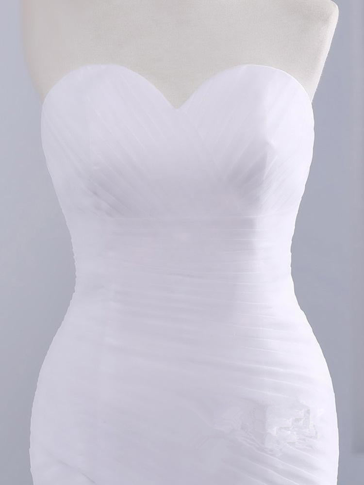 Vestido de novia de sirena sin tirantes con escote corazón y encaje de tul sin volantes.
