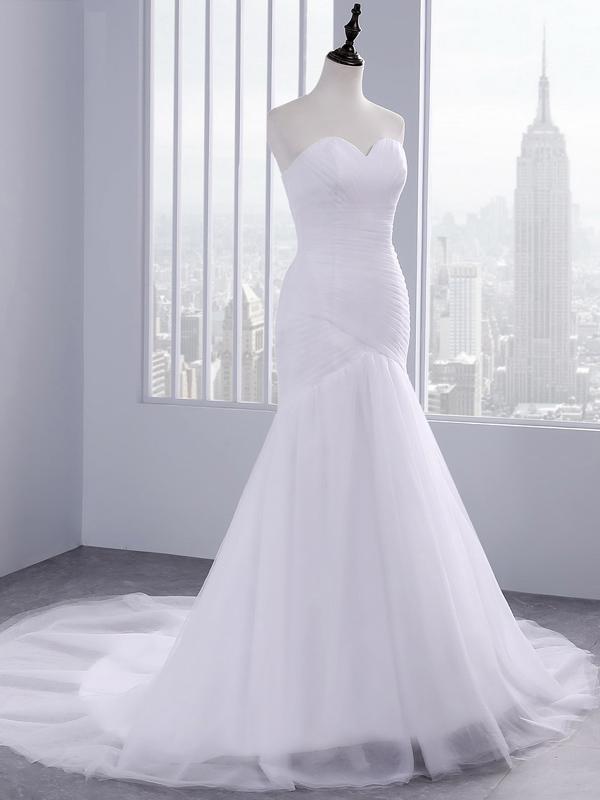 Vestido de novia de sirena sin tirantes con escote corazón y encaje de tul sin volantes.