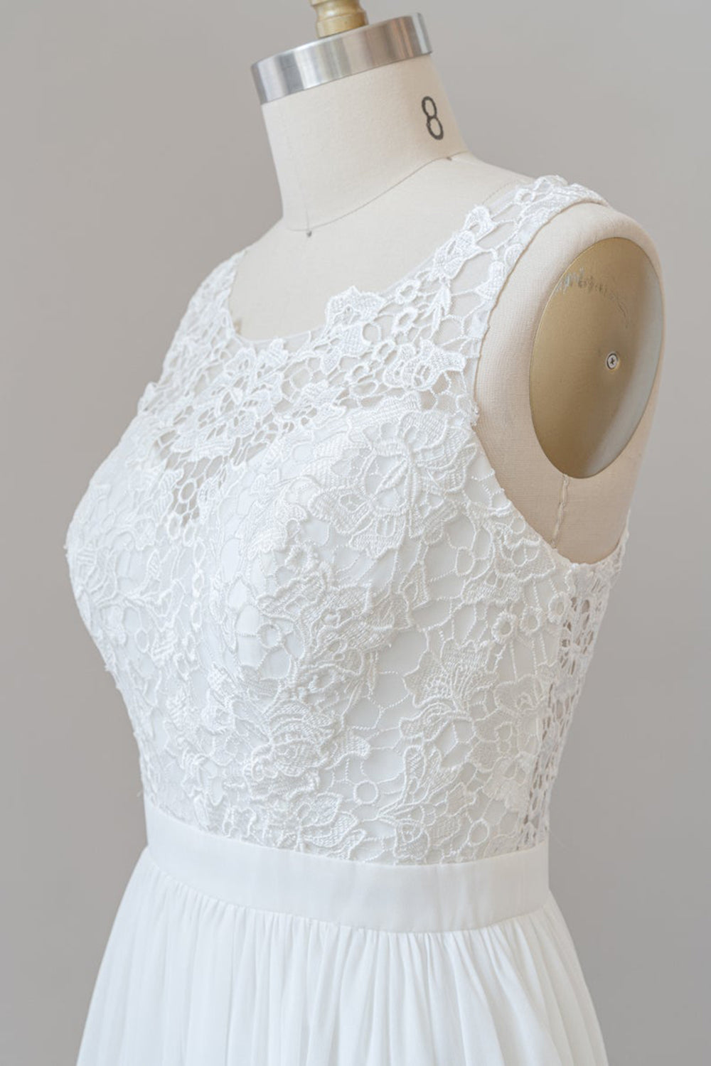 Vestido de novia bohemio de corte A con tirantes y encaje