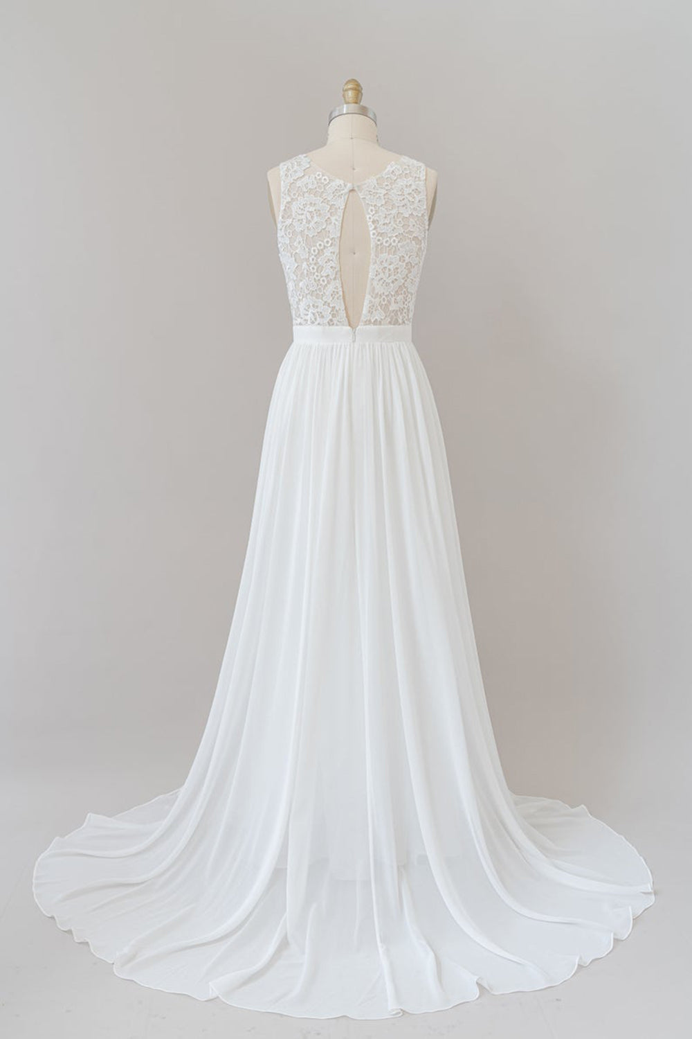 Vestido de novia bohemio de corte A con tirantes y encaje