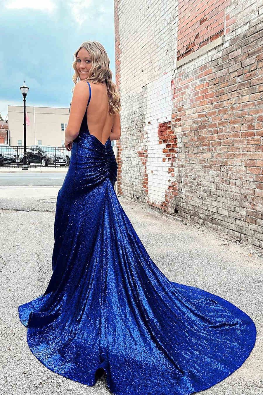 Vestido de fiesta de sirena con tirantes y abertura en azul real