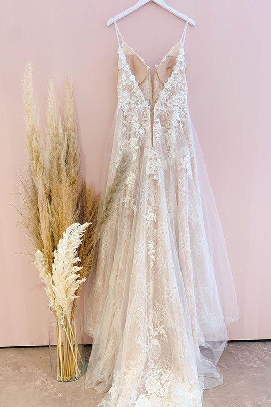 Impresionante vestido de novia largo de tul con tirantes finos y corte en A