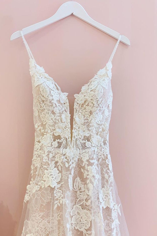 Impresionante vestido de novia largo de tul con tirantes finos y corte en A