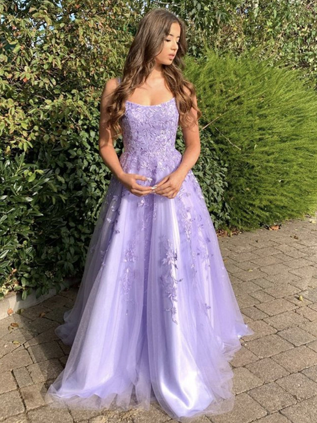 Elegante vestido de graduación formal de tul con encaje y corte A largo sin tirantes