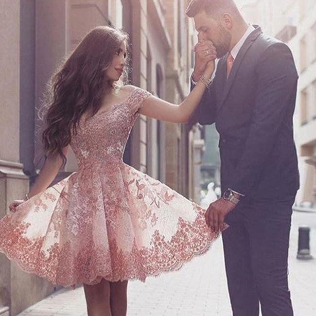 Charmantes, schulterfreies Homecoming-Kleid in Blush mit Applikationen