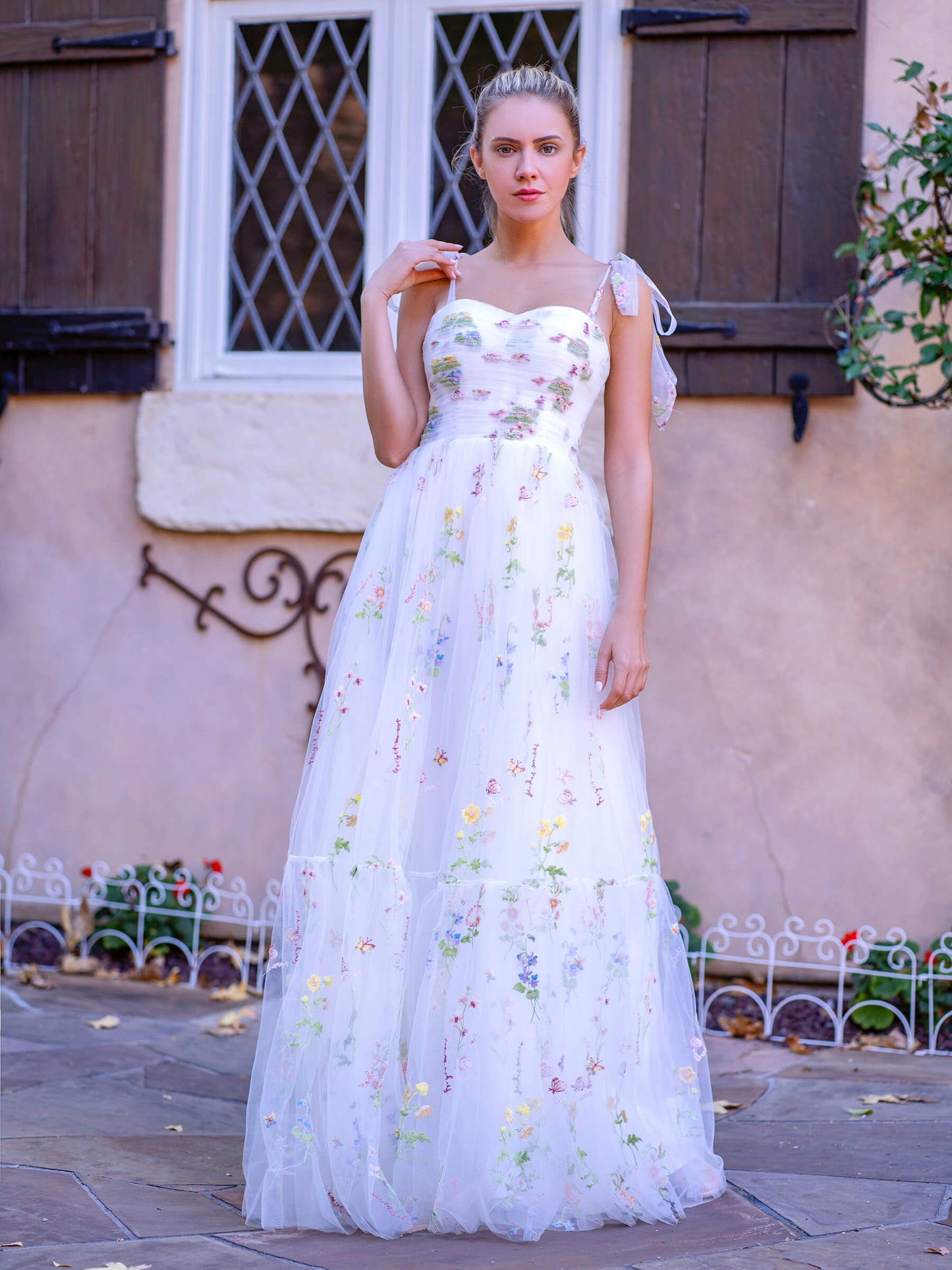 Bodenlanges Ballkleid mit Herzausschnitt und Tüllstickerei und Blumenmuster