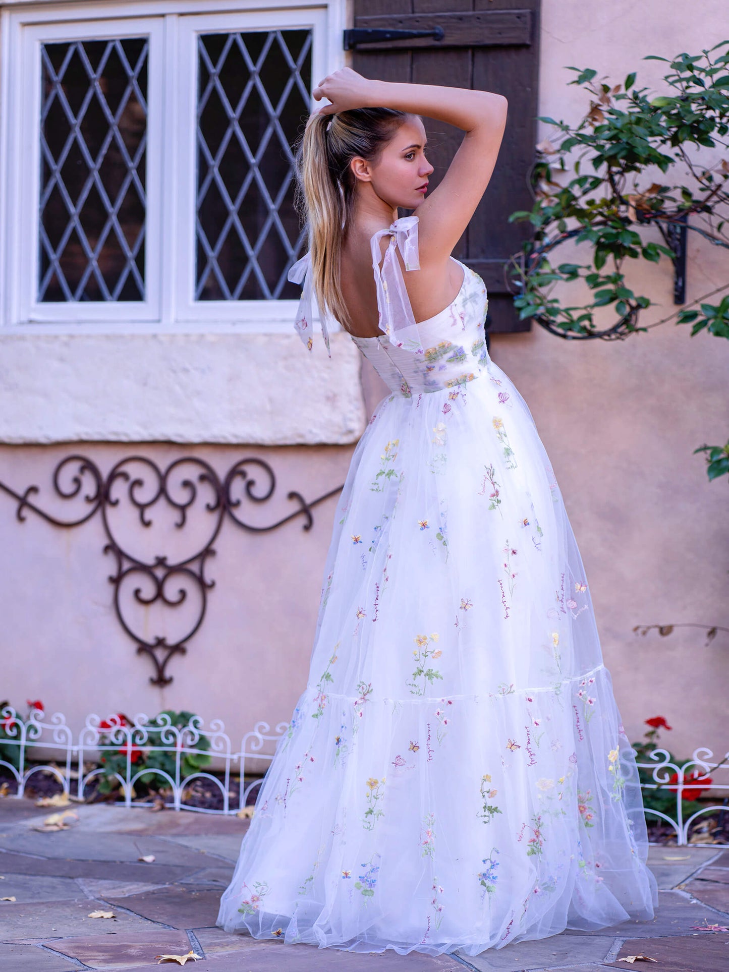 Bodenlanges Ballkleid mit Herzausschnitt und Tüllstickerei und Blumenmuster