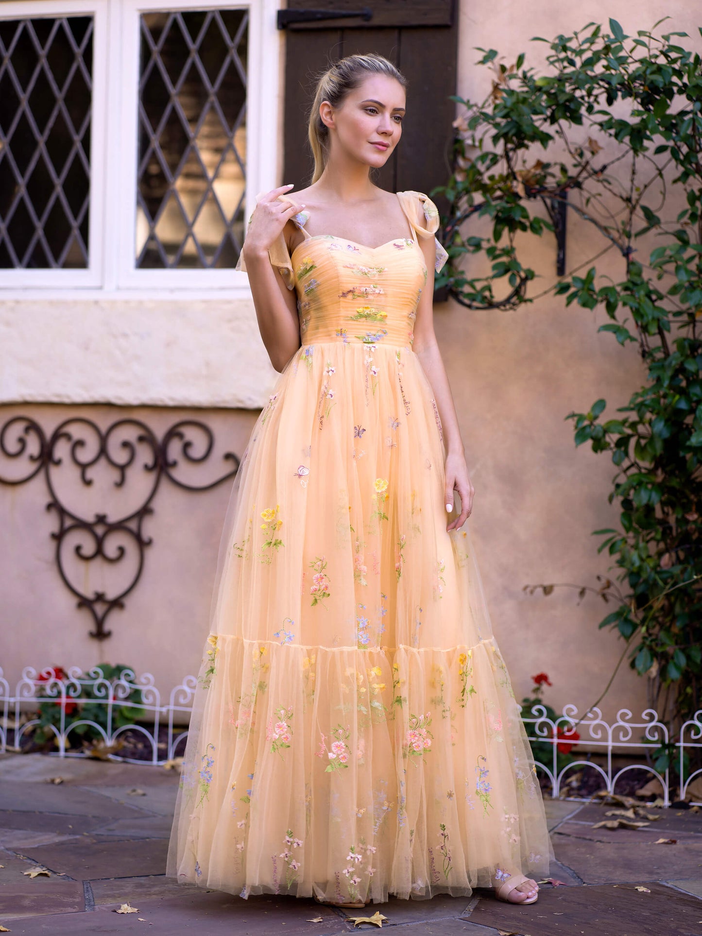 Bodenlanges Ballkleid mit Herzausschnitt und Tüllstickerei und Blumenmuster
