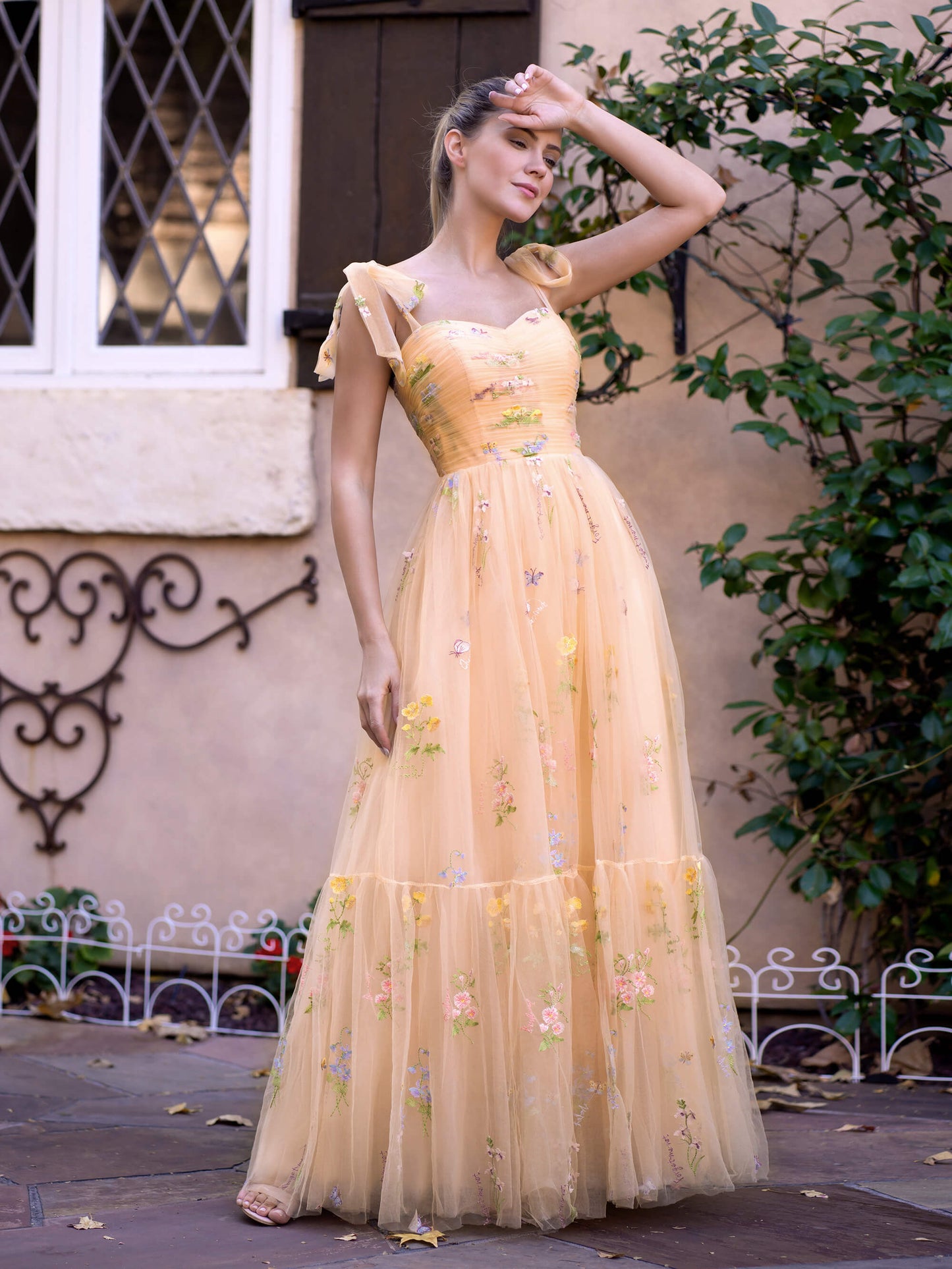 Bodenlanges Ballkleid mit Herzausschnitt und Tüllstickerei und Blumenmuster