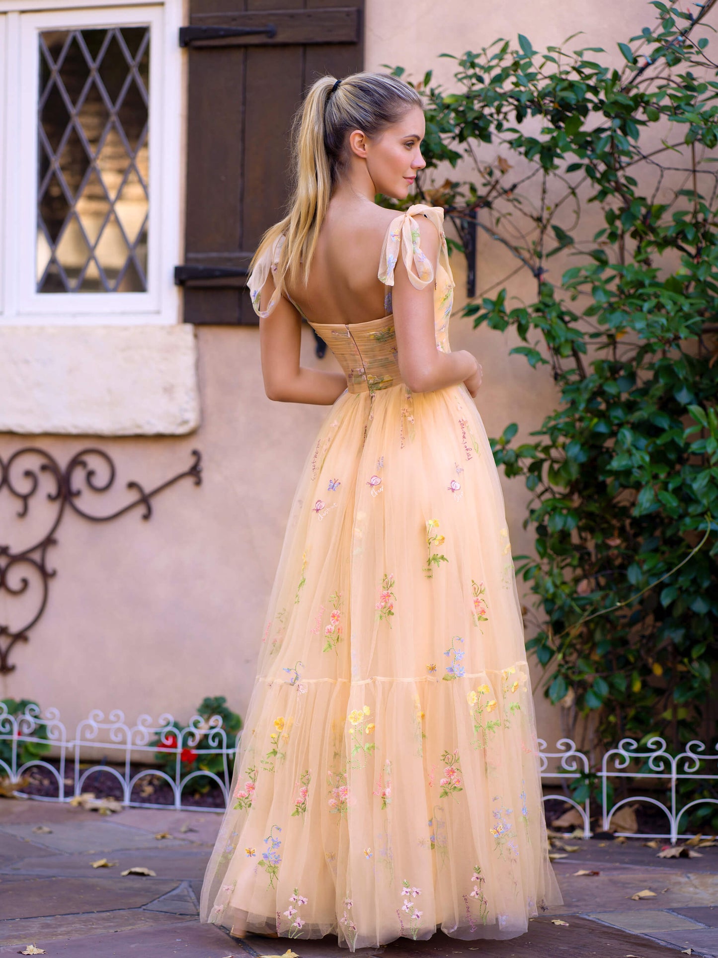 Bodenlanges Ballkleid mit Herzausschnitt und Tüllstickerei und Blumenmuster