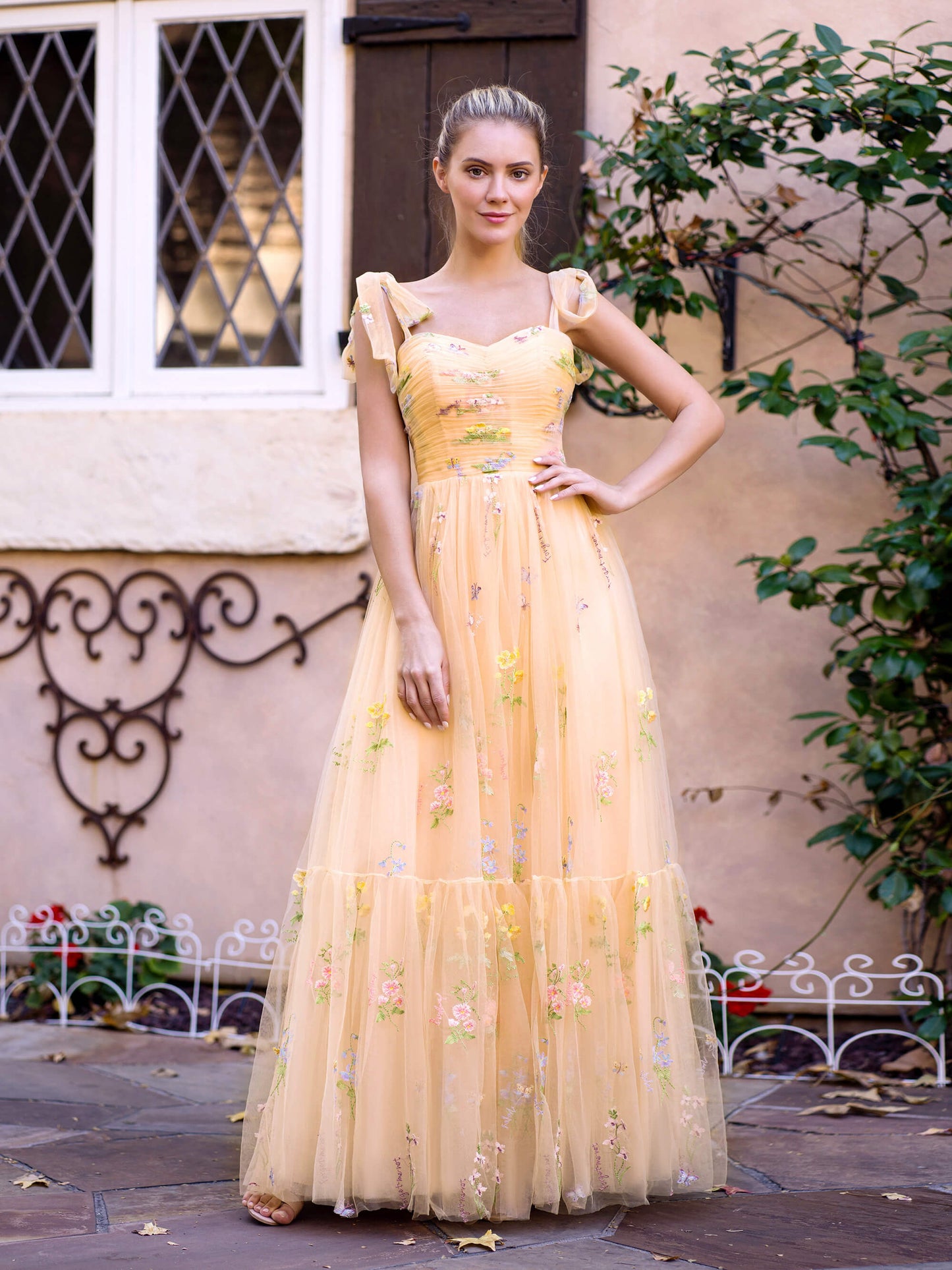 Bodenlanges Ballkleid mit Herzausschnitt und Tüllstickerei und Blumenmuster