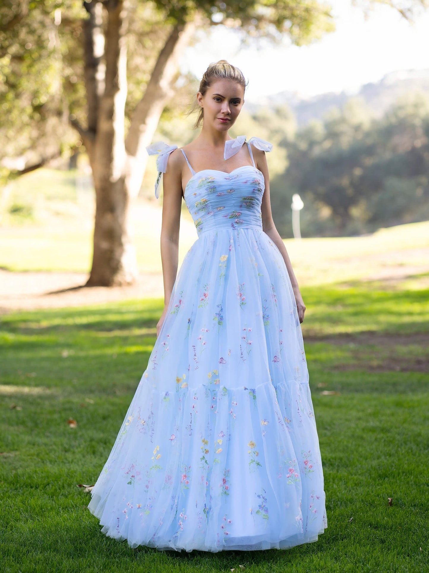 Bodenlanges Ballkleid mit Herzausschnitt und Tüllstickerei und Blumenmuster
